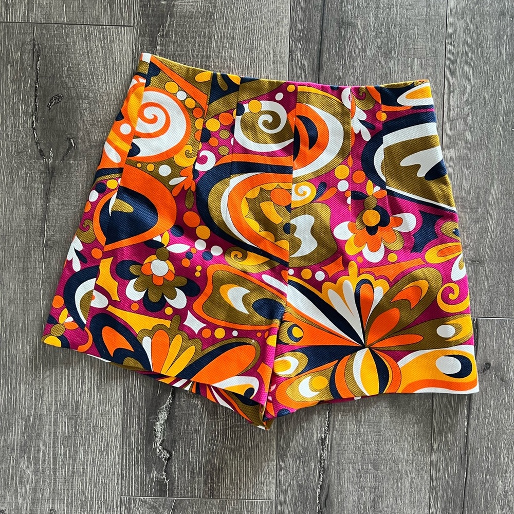ZARA Retro High Waisted Shorts | Size M